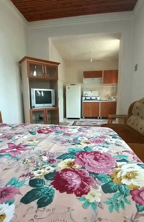 سوییت نوساز دارای حیاط سرسبز و جای پارک ماشین